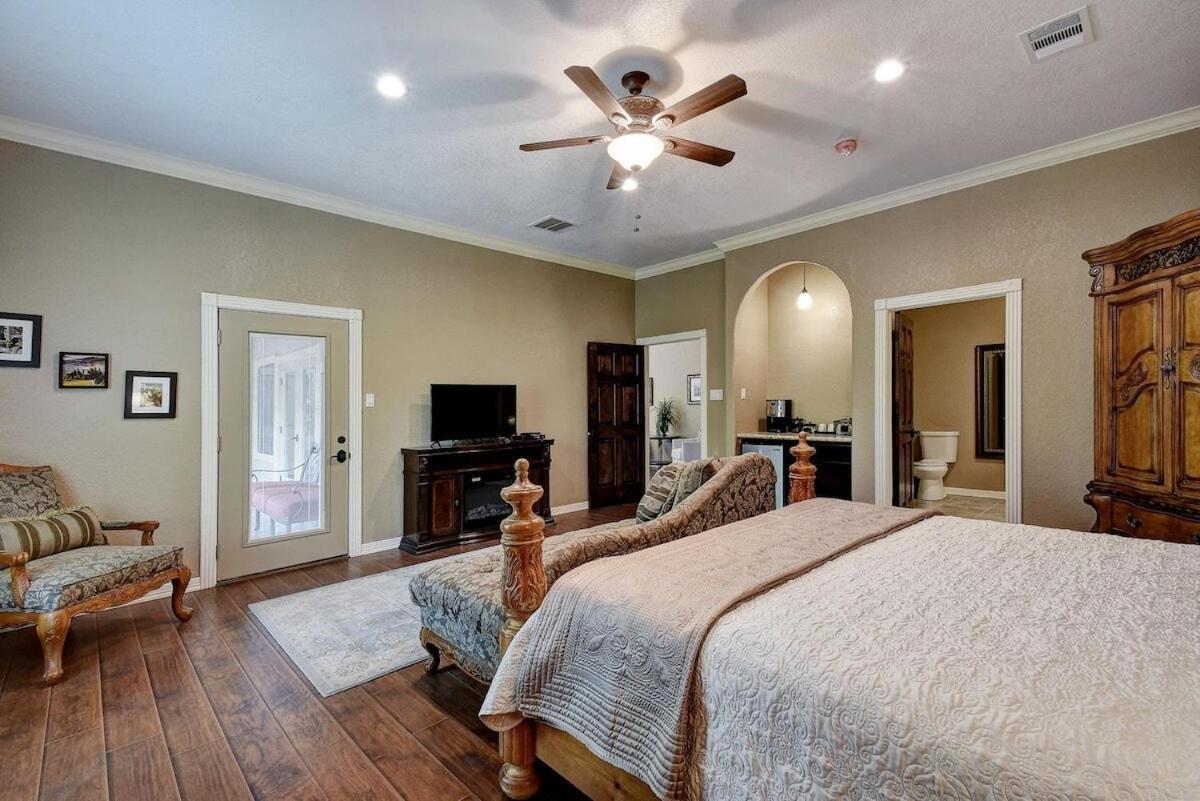Messina Inn Wimberley Δωμάτιο φωτογραφία